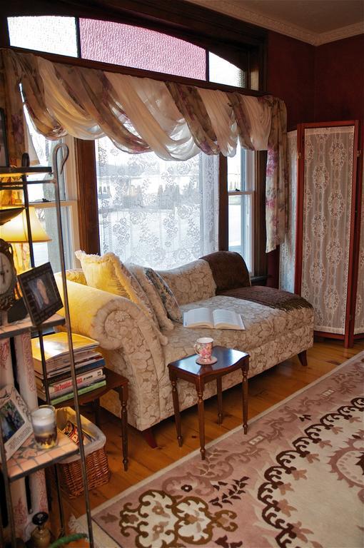 Bondy House Bed & Breakfast Amherstburg
